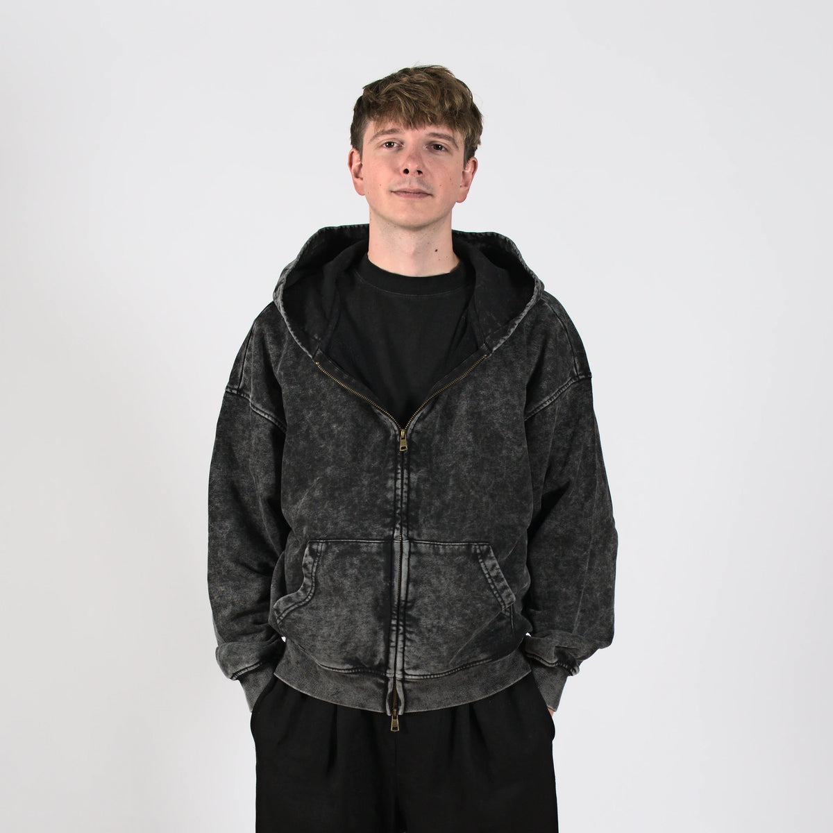 model:Model měří 178 cm a má velikost S