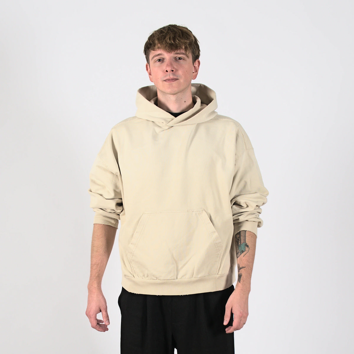 model:Model měří 178 cm a má velikost S